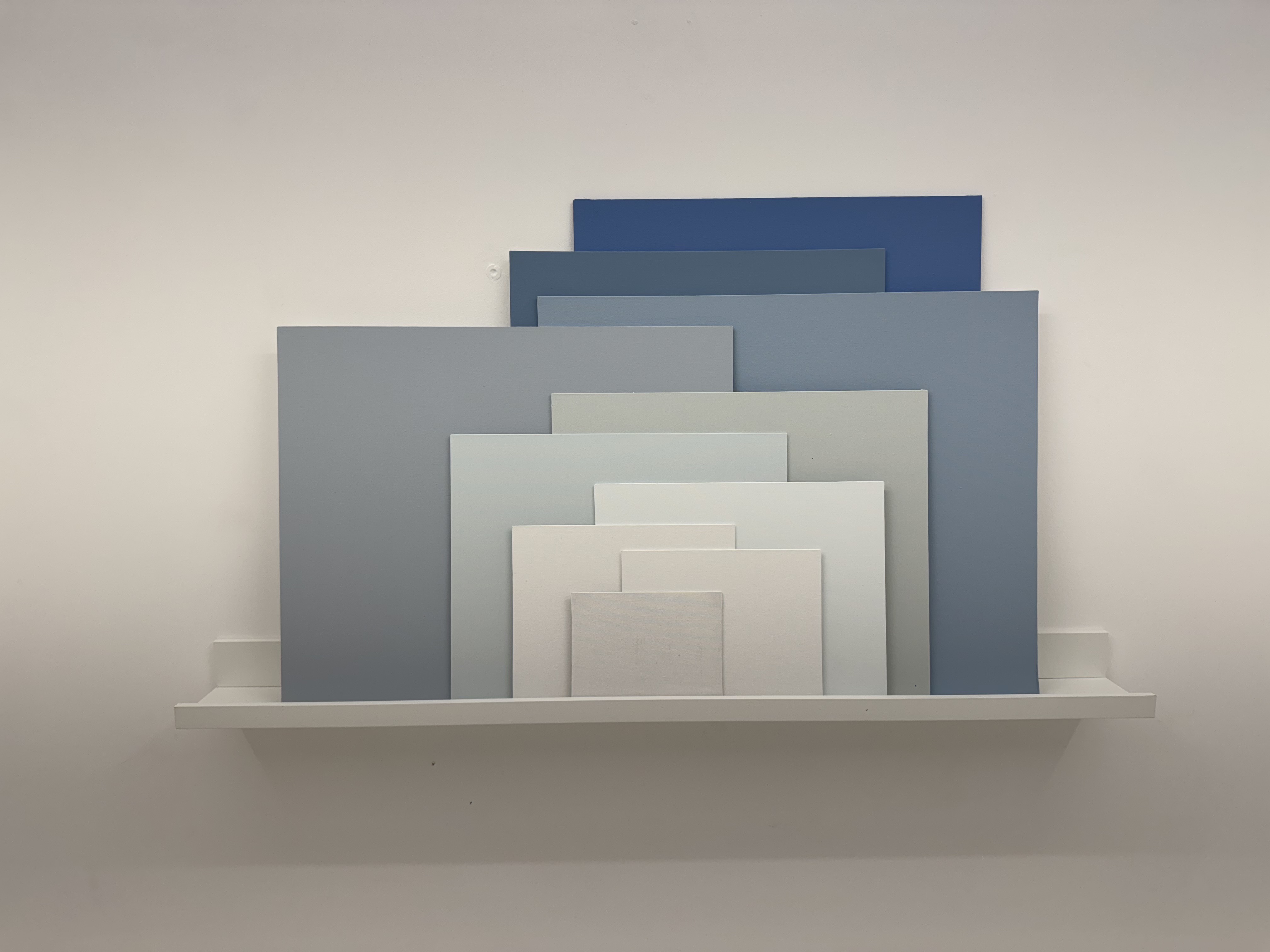SKYLINE, installation, toiles peintes, 100 x 60 cm, 2024.